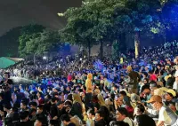 Meriah! Ribuan Orang...