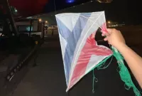 Main Layangan di Sek...